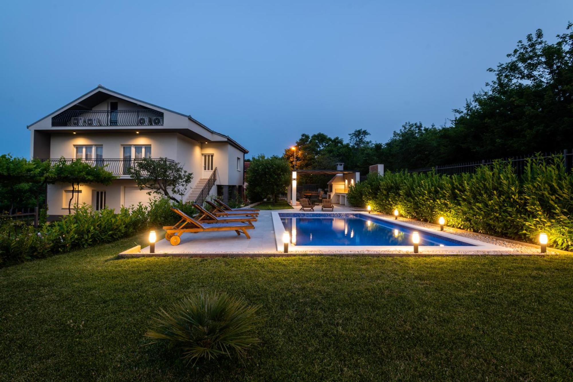 Villa Latica Dicmo Exteriör bild