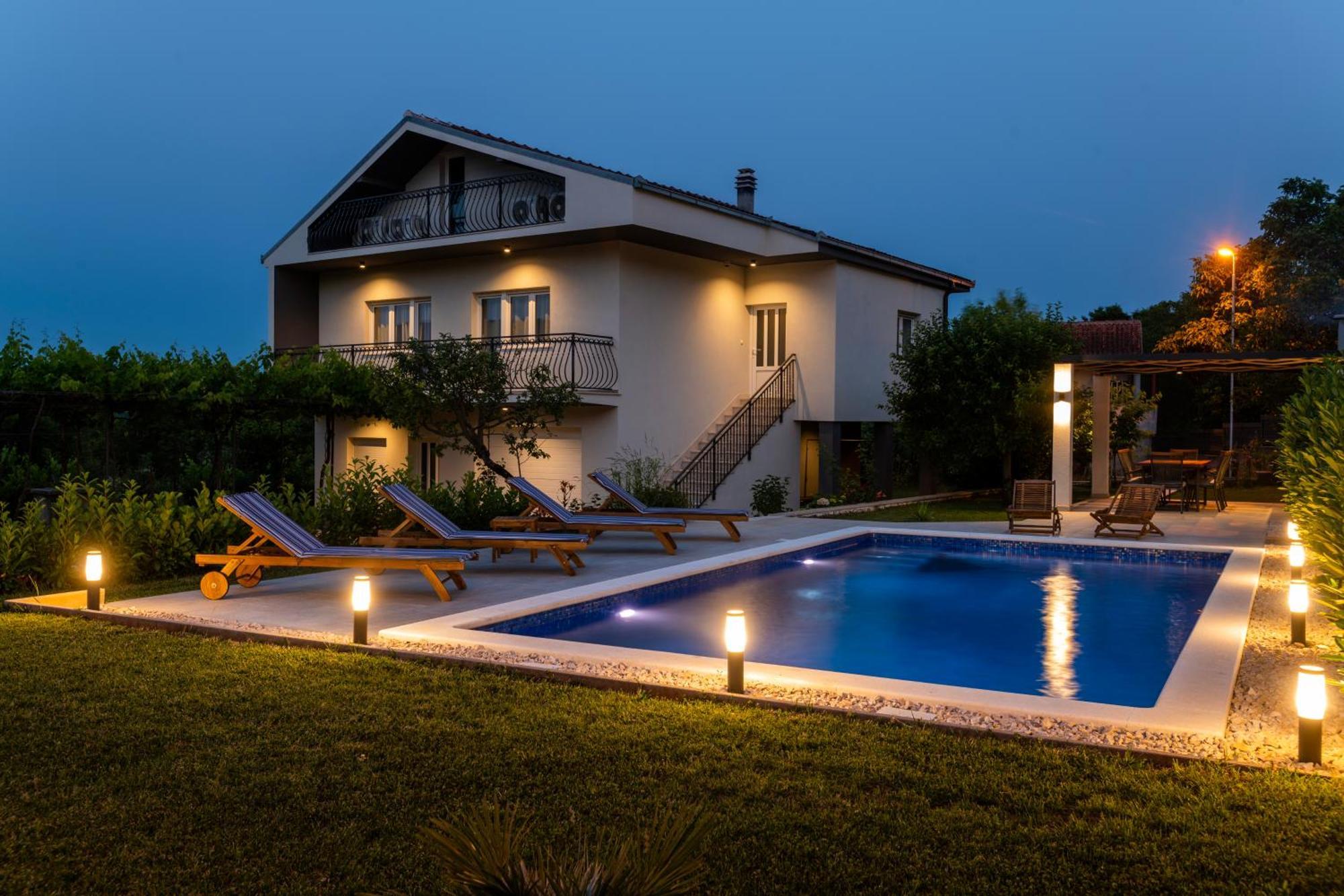 Villa Latica Dicmo Exteriör bild
