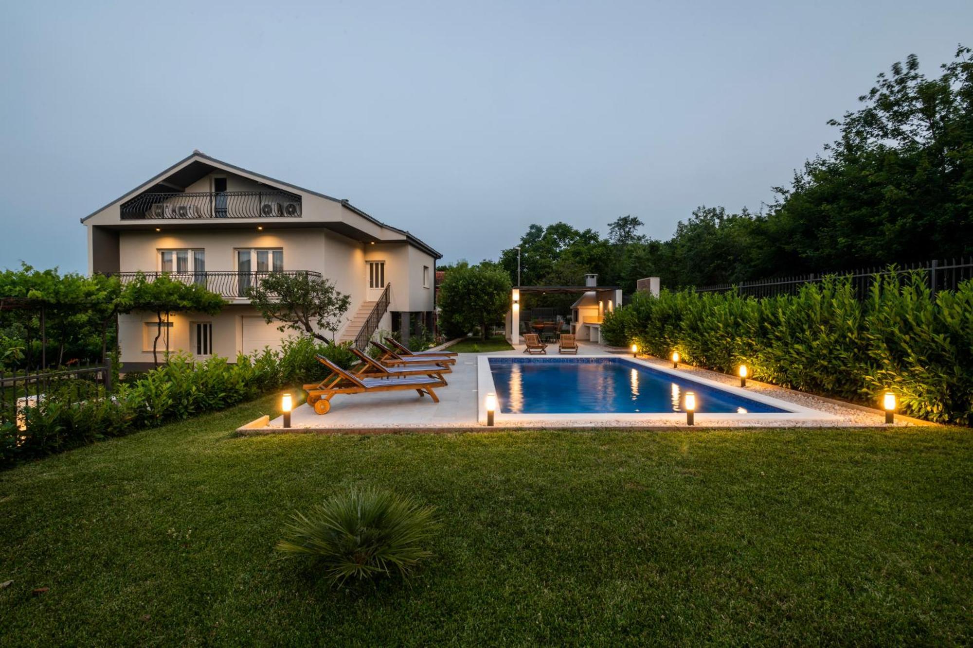 Villa Latica Dicmo Exteriör bild