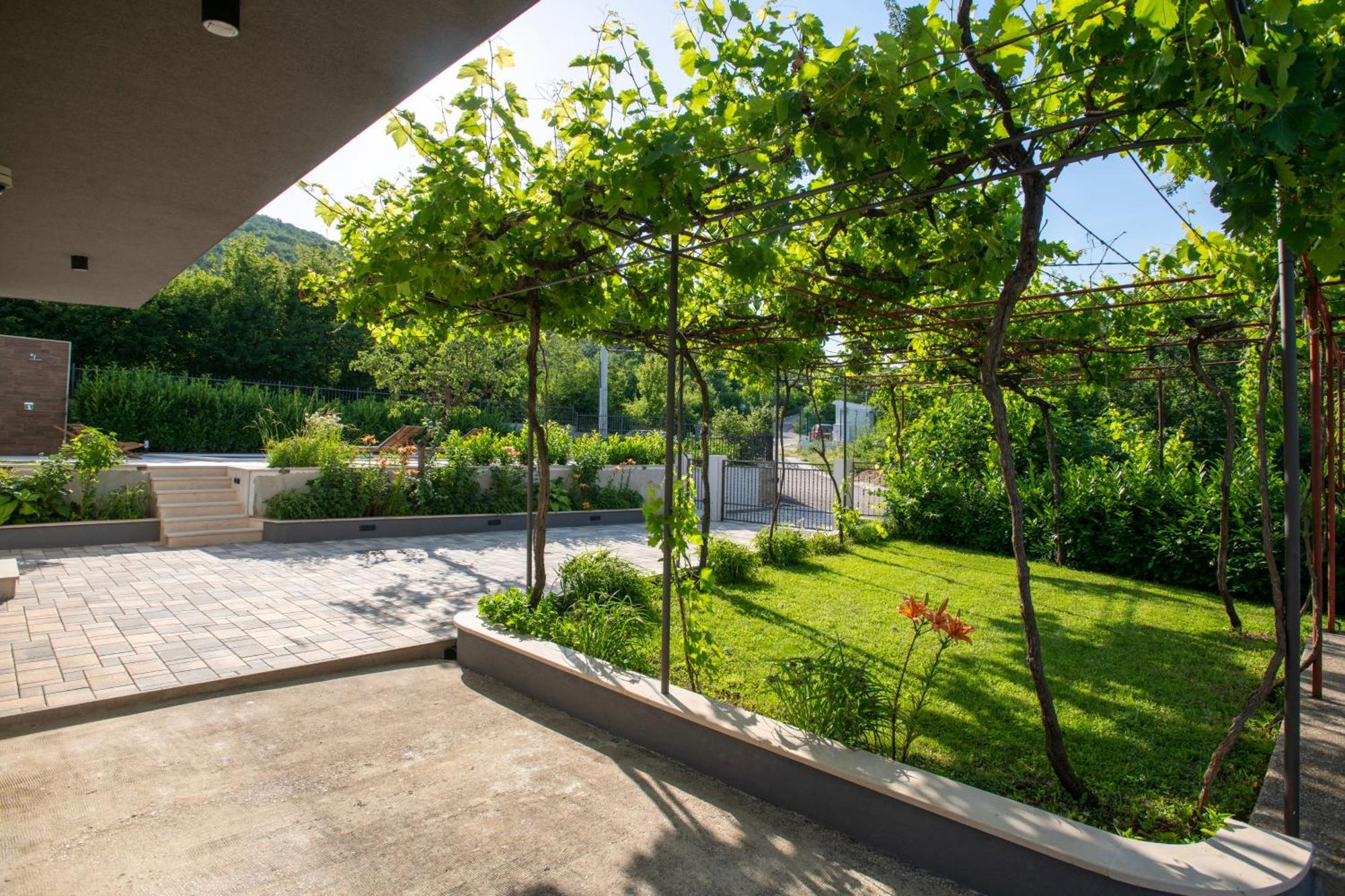 Villa Latica Dicmo Exteriör bild
