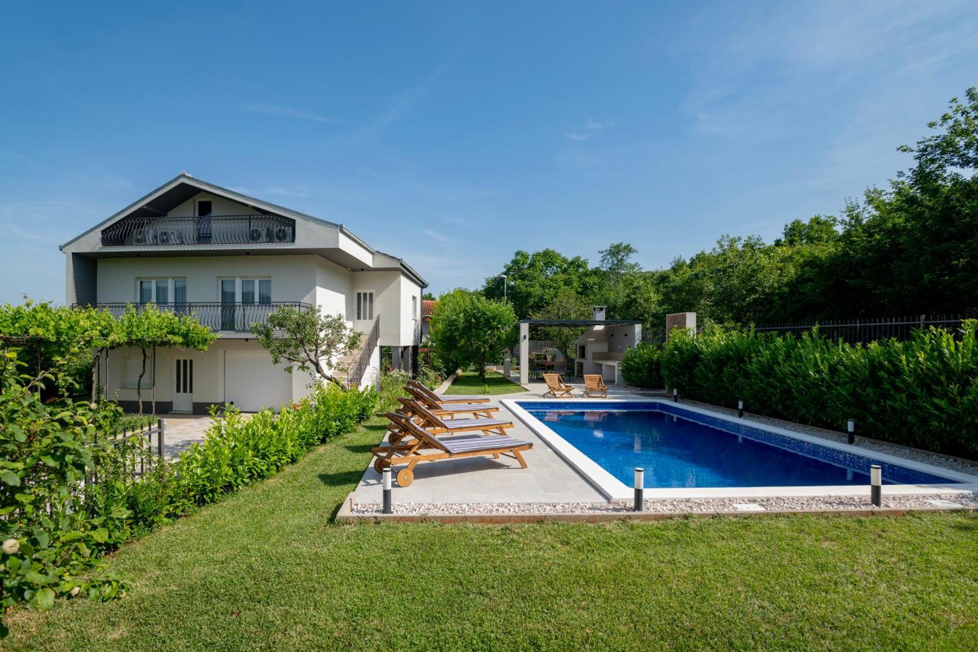 Villa Latica Dicmo Exteriör bild